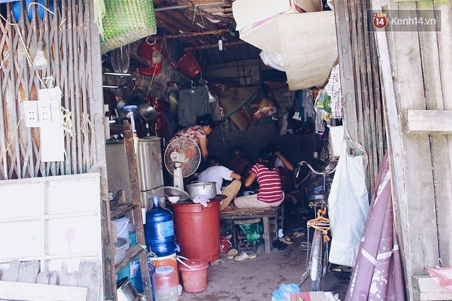 Những xóm trọ nghèo giữa trời 40 độ, hầm hập như cái lò thiêu! - Ảnh 8.