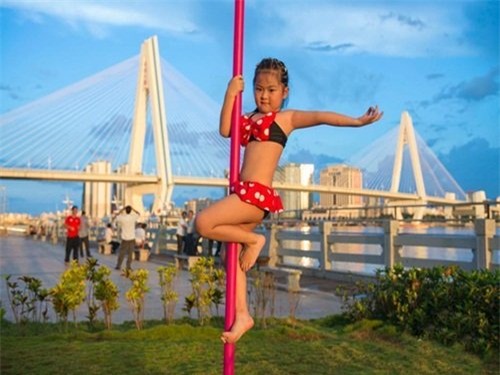 be gai 5 tuoi dien bikini mua cot gay tranh cai hinh anh 1