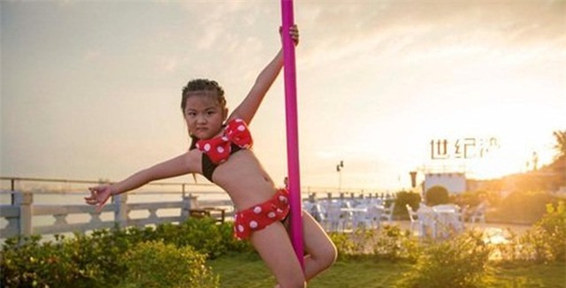 Hình ảnh bé gái mặc bikini múa cột khiến dư luận