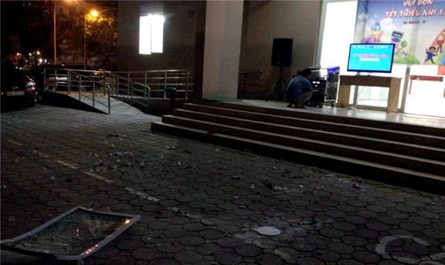 Khung cửa sổ hạ cánh đúng nơi các cháu nhỏ vừa liên hoan tết thiếu nhi. (Ảnh người dân cung cấp)