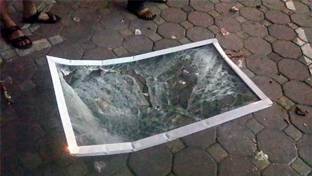 Khung cửa kính vỡ tung. May mắn không có ai bị thương. (Ảnh người dân cung cấp.)