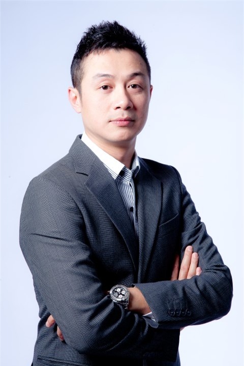 Một thời gian sau, khi đã thể hiện được năng lực của bản thân, anh vinh dự được một kênh truyền hình đình đám châu Álựa chọn trở thành VJ đầu tiên tại Việt Nam dẫn chương trình chuyên vềâm nhạc.