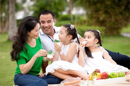 Hoạt động tích cực trong làng giải trí nhưng Quyền Linh không hề xao nhãng cuộc sống gia đình.