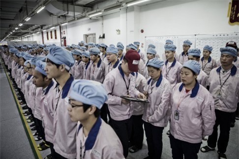 Cuộc sống như gia cầm của công nhân nhà máy sản xuất iPhone - Ảnh 14.