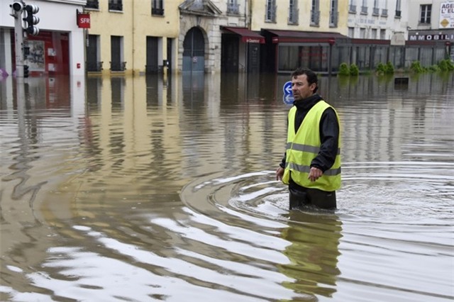Paris lụt lịch sử ngay trước thềm Euro 2016 - Ảnh 5.