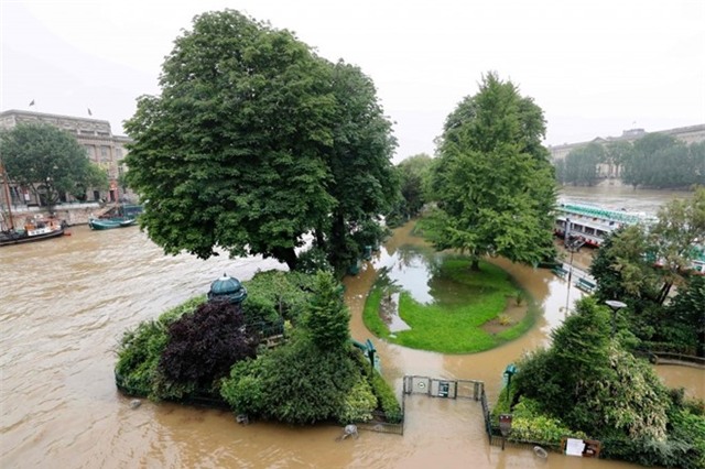 Paris lụt lịch sử ngay trước thềm Euro 2016 - Ảnh 6.