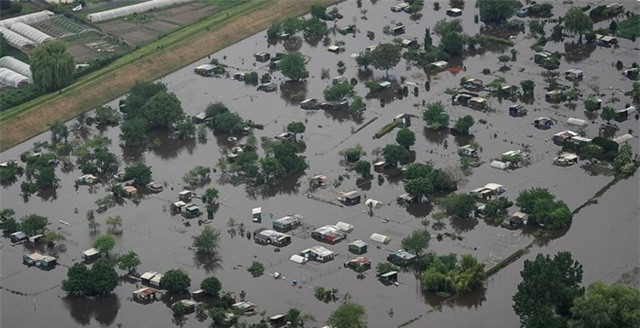Paris lụt lịch sử ngay trước thềm Euro 2016 - Ảnh 9.