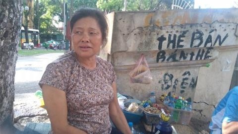 Bà Dung bán trà đá khu vực Hồ Thiền Quang.