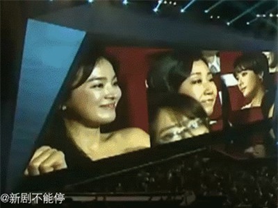 Khoanh khac Song Joong Ki am tham nam tay Hye Kyo gay chu y hinh anh 1