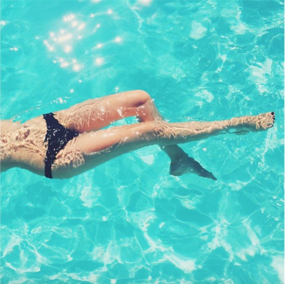 Tư thế chụp ảnh khoe dáng triệt để cùng bikini