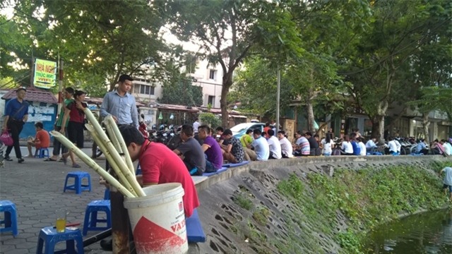 Trà đá, mía đá vỉa hè đắt khách ngày Hà Nội siêu nắng