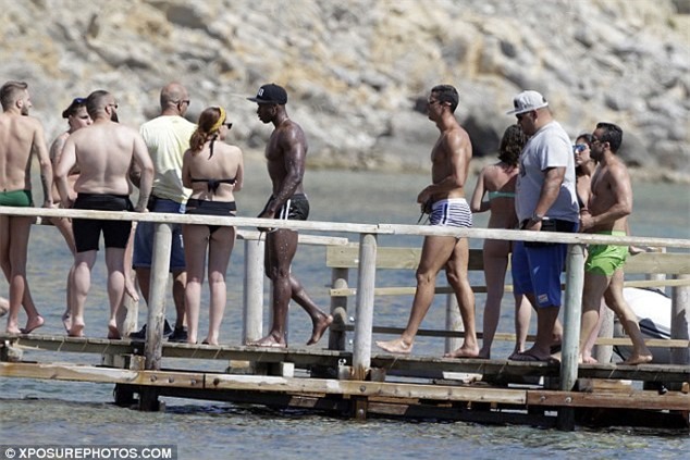 Ronaldo khoe dang, om ap nguoi dep bi an hinh anh 11