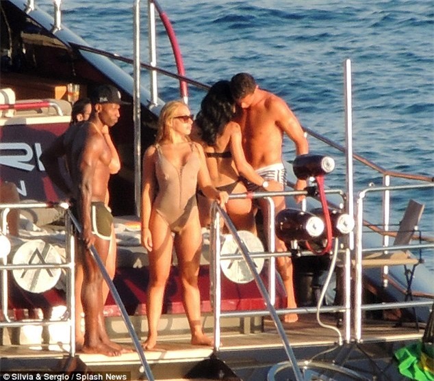 Ronaldo khoe dang, om ap nguoi dep bi an hinh anh 5