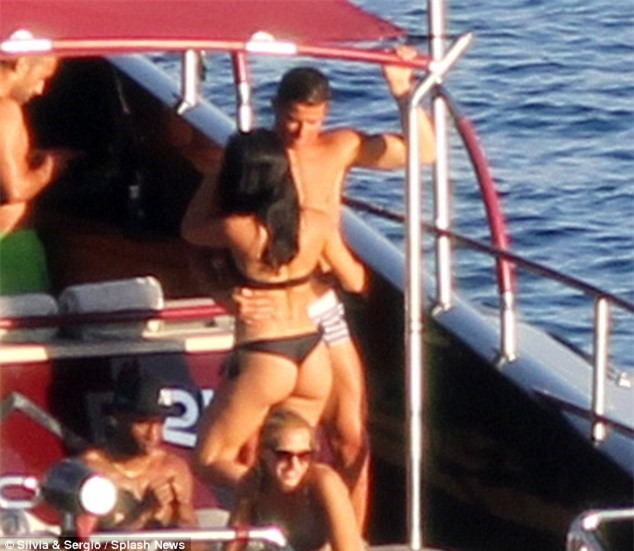 Ronaldo khoe dang, om ap nguoi dep bi an hinh anh 6