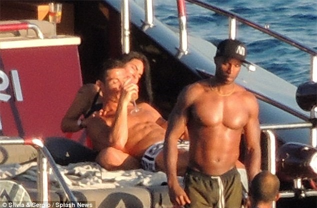 Ronaldo khoe dang, om ap nguoi dep bi an hinh anh 7