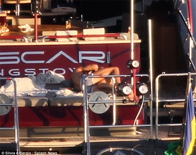 Ronaldo khoe dang, om ap nguoi dep bi an hinh anh 8