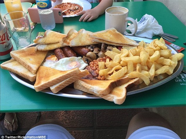 Choáng với bữa sáng ngồn ngộn thức ăn của nhà cựu vô địch thế giới quyền anh - Ảnh 2.
