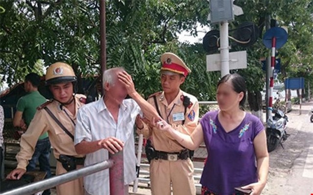 CSGT chot chan, kip thoi cuu ong cu dinh lao xe vao tau hoa hinh anh 1