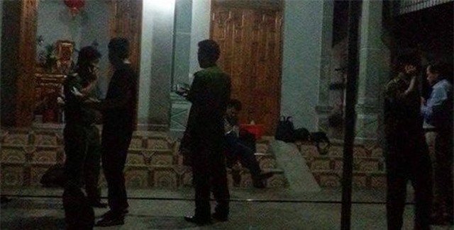 Bố kéo cả gia đình sang nhà hàng xóm chửi nhau, con bị đâm chết