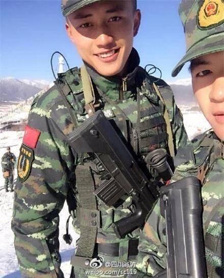 Soái ca quân nhân phiên bản Trung Quốc được khen đẹp trai hơn cả Song Joong Ki - Ảnh 1.