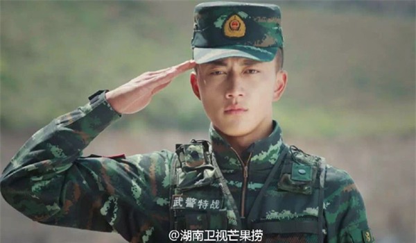 Soái ca quân nhân phiên bản Trung Quốc được khen đẹp trai hơn cả Song Joong Ki - Ảnh 4.