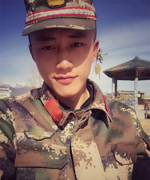Soái ca quân nhân phiên bản Trung Quốc được khen đẹp trai hơn cả Song Joong Ki - Ảnh 5.
