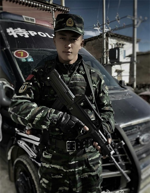 Soái ca quân nhân phiên bản Trung Quốc được khen đẹp trai hơn cả Song Joong Ki - Ảnh 8.