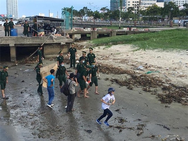 Tim thay thi the nan nhan vu chim tau o Da Nang hinh anh 1