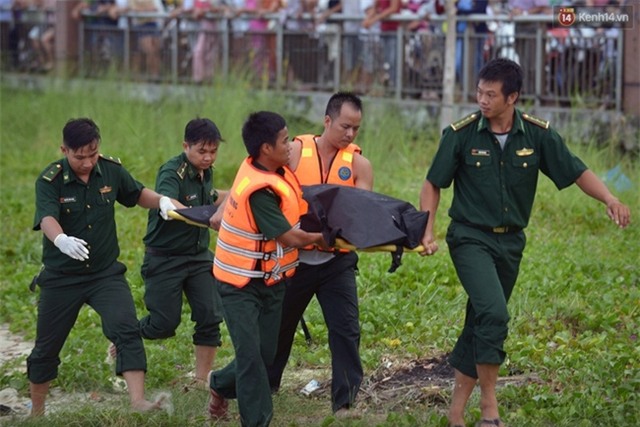 Vụ chìm tàu ở Đà Nẵng: Người thân khóc ngất khi cả 3 thi thể được vớt lên - Ảnh 7.