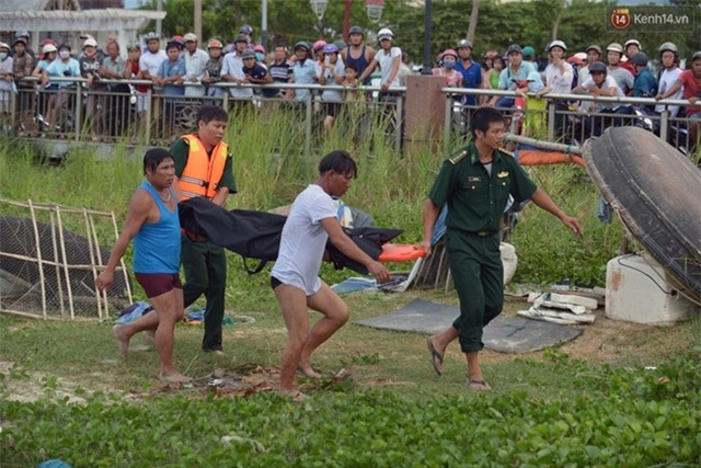 Vụ chìm tàu ở Đà Nẵng: Người thân khóc ngất khi cả 3 thi thể được vớt lên - Ảnh 8.