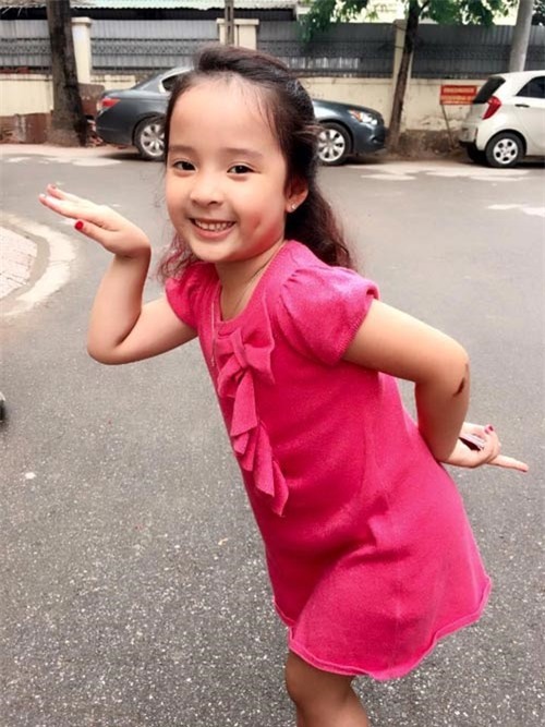 Chân dung bé gái hot nhất của "Bố ơi mình đi đâu thế" - 9