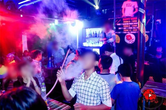 Chùm ảnh học sinh cấp 1,2 trong bar: Các em xin vào bar chụp ảnh, lấy shisha thừa của người khác để check-in!? - Ảnh 2.