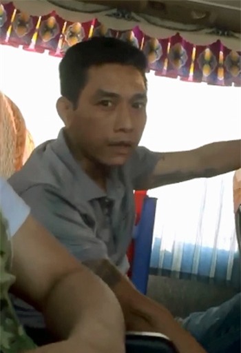 Lấy được tiền của nạn nhân, thanh niên này còn nán lại tâm sự. (Ảnh cắt từ clip)