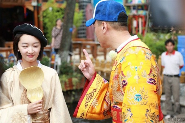 Muôn chuyện chào hỏi của Showbiz Châu Á: Bị chỉ trích hay phớt lờ không còn là chuyện lạ! - Ảnh 4.