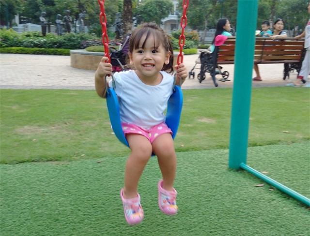 Hà Nội: Người mẹ nhờ cư dân mạng tìm tung tích con gái bị cha ngoại quốc đưa đi khỏi trường - Ảnh 3.