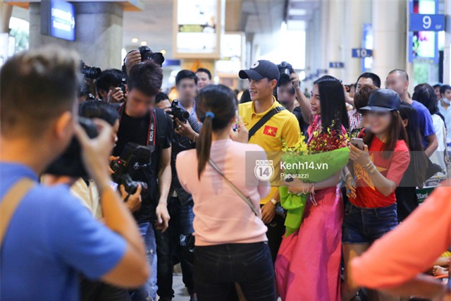 Thủy Tiên diện đồ nổi bật, ra sân bay đón Công Vinh cùng đồng đội chiến thắng trở về - Ảnh 10.