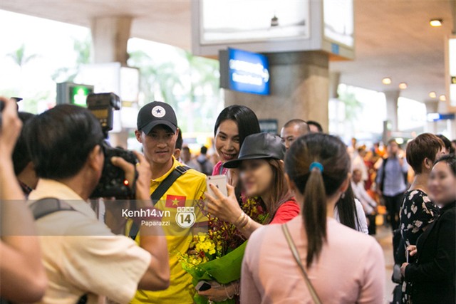 Thủy Tiên diện đồ nổi bật, ra sân bay đón Công Vinh cùng đồng đội chiến thắng trở về - Ảnh 11.