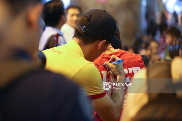 Thủy Tiên diện đồ nổi bật, ra sân bay đón Công Vinh cùng đồng đội chiến thắng trở về - Ảnh 12.