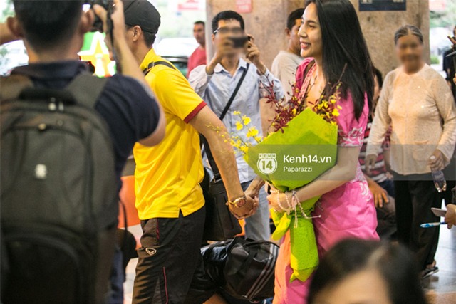 Thủy Tiên diện đồ nổi bật, ra sân bay đón Công Vinh cùng đồng đội chiến thắng trở về - Ảnh 13.