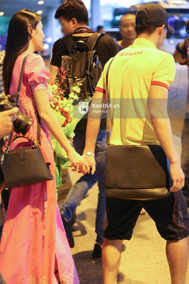 Thủy Tiên diện đồ nổi bật, ra sân bay đón Công Vinh cùng đồng đội chiến thắng trở về - Ảnh 14.