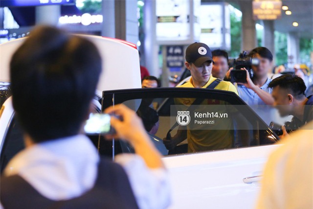 Thủy Tiên diện đồ nổi bật, ra sân bay đón Công Vinh cùng đồng đội chiến thắng trở về - Ảnh 16.