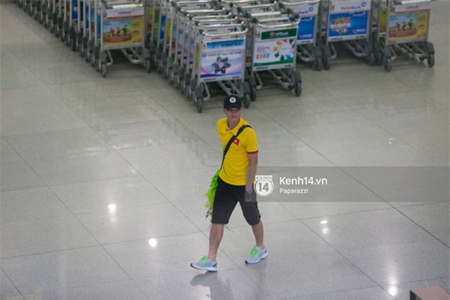 Thủy Tiên diện đồ nổi bật, ra sân bay đón Công Vinh cùng đồng đội chiến thắng trở về - Ảnh 2.