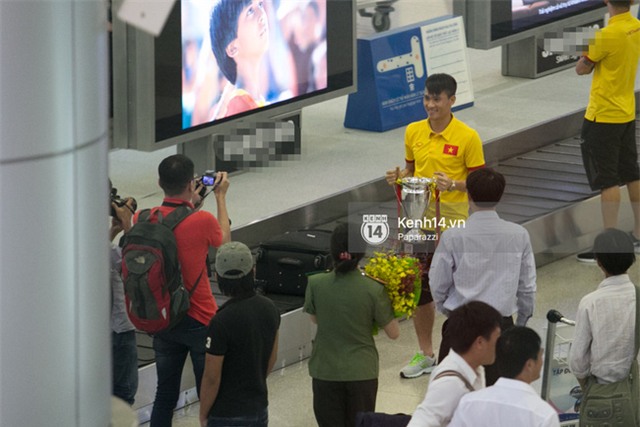 Thủy Tiên diện đồ nổi bật, ra sân bay đón Công Vinh cùng đồng đội chiến thắng trở về - Ảnh 3.