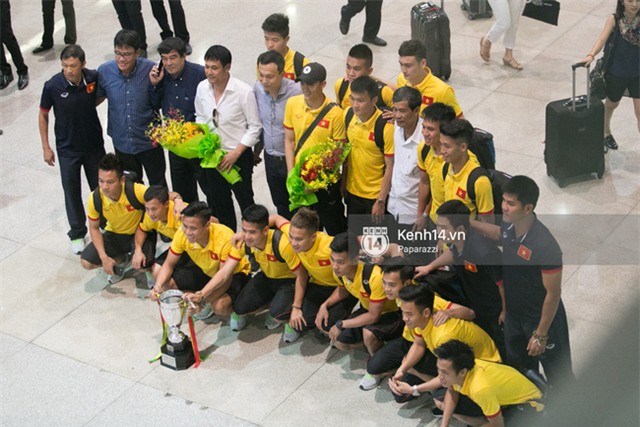 Thủy Tiên diện đồ nổi bật, ra sân bay đón Công Vinh cùng đồng đội chiến thắng trở về - Ảnh 5.