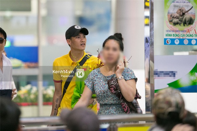 Thủy Tiên diện đồ nổi bật, ra sân bay đón Công Vinh cùng đồng đội chiến thắng trở về - Ảnh 7.