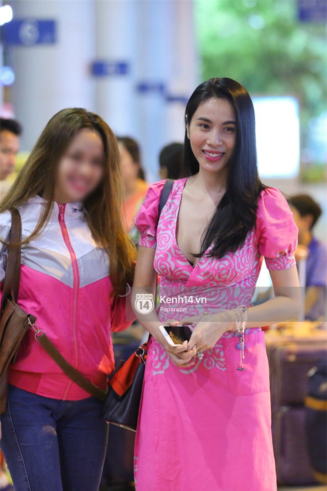 Thủy Tiên diện đồ nổi bật, ra sân bay đón Công Vinh cùng đồng đội chiến thắng trở về - Ảnh 8.