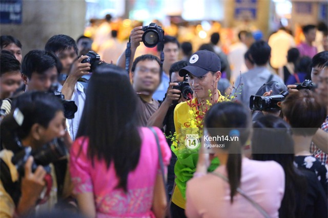 Thủy Tiên diện đồ nổi bật, ra sân bay đón Công Vinh cùng đồng đội chiến thắng trở về - Ảnh 9.