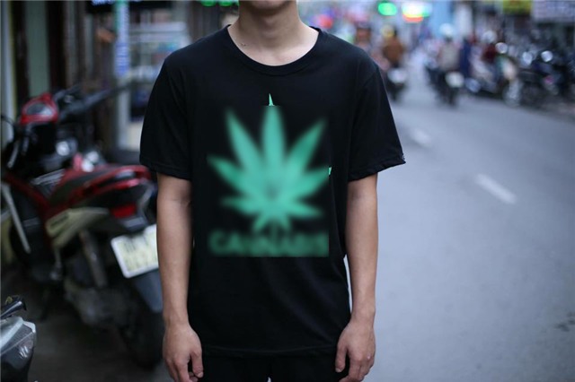 ban hoac mac ao in la can sa co the bi phat 100 trieu dong - 2