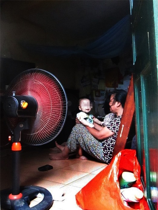 Căn nhà nhỏ của gia đình bà Lưu nằm sâu trong ngõ 72 Cầu Gỗ. Ảnh: Nông Thuyết