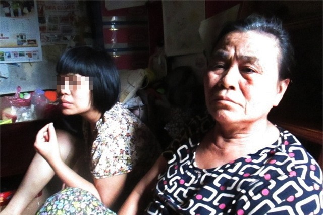 Bà Lưu và người con gái đầu lòng bị điên. Ảnh: Nông Thuyết